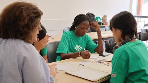 Alumnos del Campus Ítaca escribiendo en un papel.